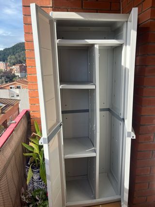 Vendo armario de resina para balcón/ jardín.
