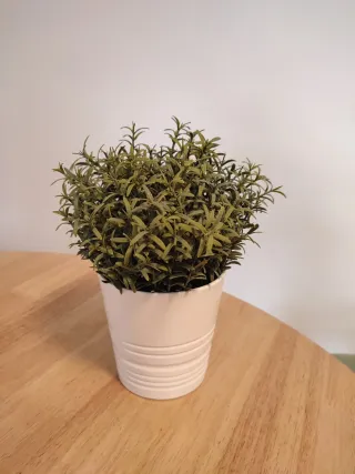 Planta artificial con macetero