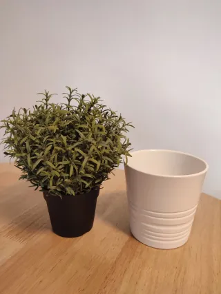 Planta artificial con macetero