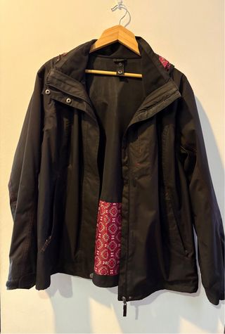 Chaqueta Negra con Detalles Multicolor