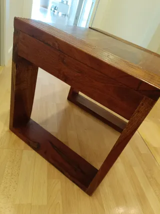 Mesa auxiliar de madera