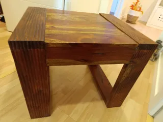 Mesa auxiliar de madera