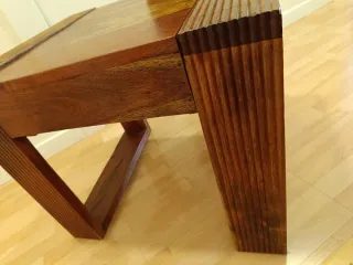 Mesa auxiliar de madera