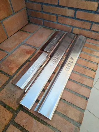 Pisaderas 4 puertas de un Golf V Cromadas