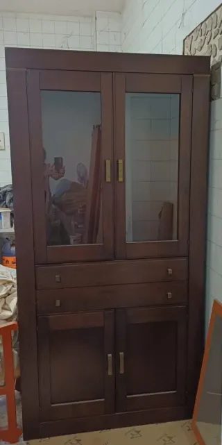 Vitrina madera nogal wengue.