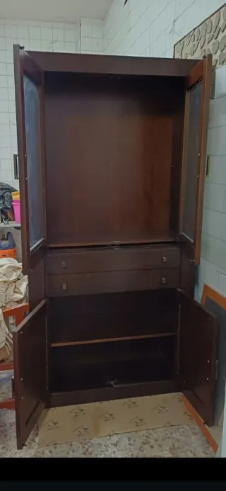 Vitrina madera nogal wengue.