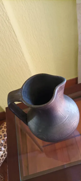 Jarra de cerámica negra