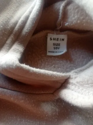 Sudadera beige con estampado de letras atrás.