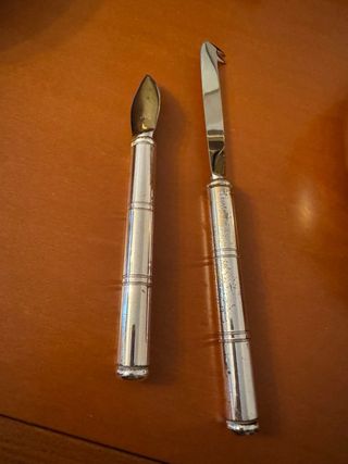 Vassoio in vetro con posate per formaggio