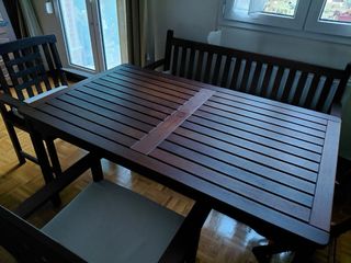 Conjunto de mesa, sillas y banco. Buen estado.