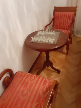 Mesa redonda y 2 sillones