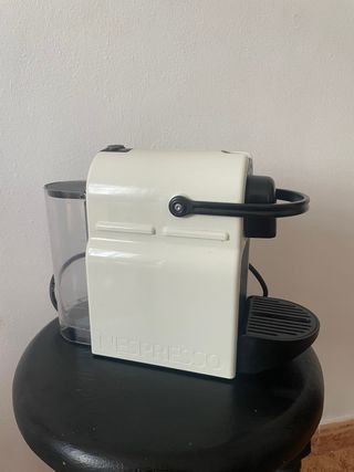 Cafetera Nespresso Inissia Blanca Krups como nueva