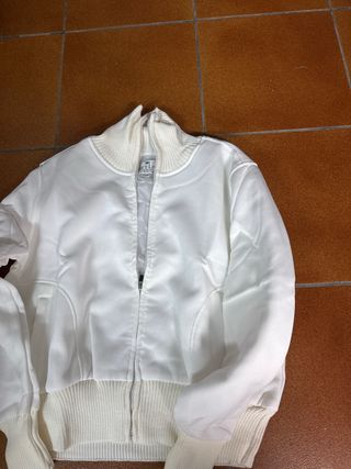 Chaqueta no tiene marca pero tengo que poner uno