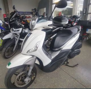 Piaggio Beverly 350 Maxi Scooter