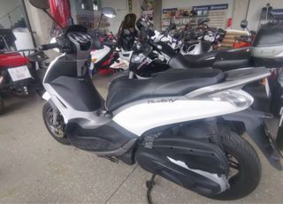 Piaggio Beverly 350 Maxi Scooter