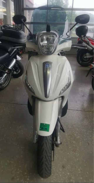 Piaggio Beverly 350 Maxi Scooter
