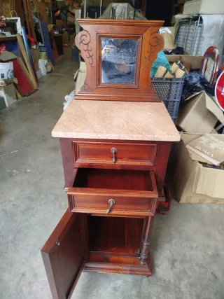 Mesita de noche de madera y mármol