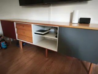 Mueble TV bajo de madera con colores gris y rojo.