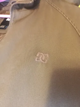 Chaqueta/abrigo DC talla M. Con capucha.