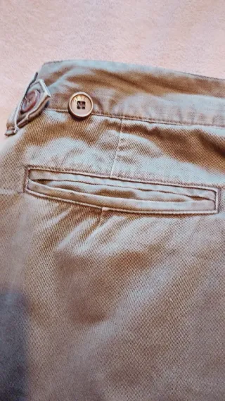 Pantalón chino verde oliva