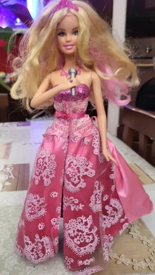 Barbie cantante con microfono