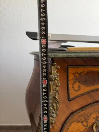 Cómoda estilo Luis XV-XVI, de inspiración francesa