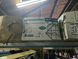 Abrazaderas para fijar tubería en liquidación