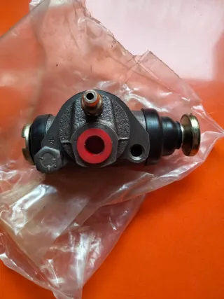 Bombín de frenos Seat 600.