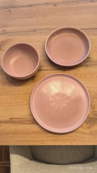 Juego de vajilla rosa de cerámica