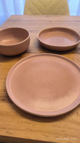 Juego de vajilla rosa de cerámica