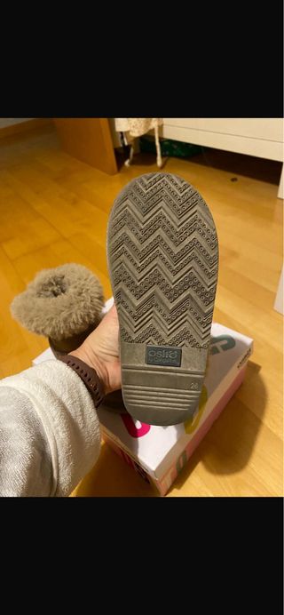 Bota niña “tipo australiana”.