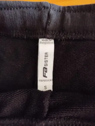 Pantalón negro corto marca Fasister talla S