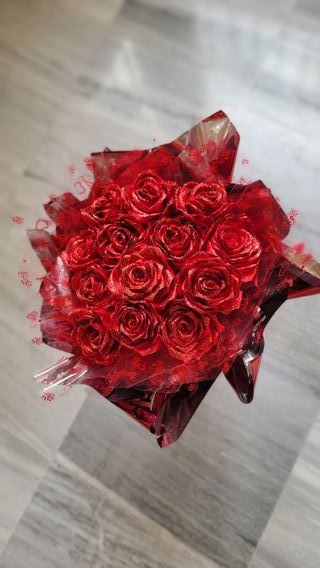 Un hermoso ramo de 13 rosas artificiales.