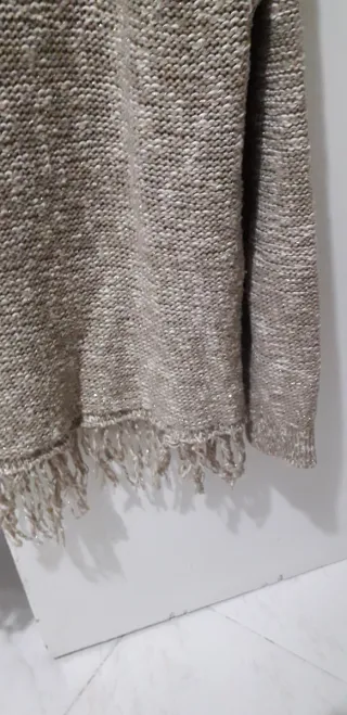 Jersey beige con brillos dorados y flecos