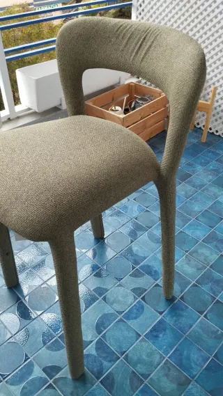 Taburete alto con respaldo tapizado en tela verde