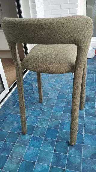 Taburete alto con respaldo tapizado en tela verde