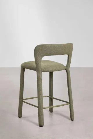 Taburete alto con respaldo tapizado en tela verde