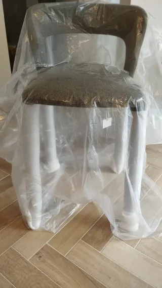 Taburete alto con respaldo tapizado en tela verde