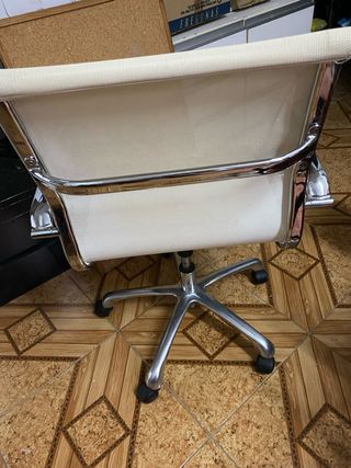 Silla de oficina blaca y acero von ruedas 30