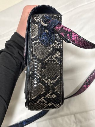 Bolso estampado serpiente rosa y azul Pacomartinez