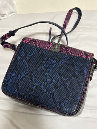 Bolso estampado serpiente rosa y azul Pacomartinez