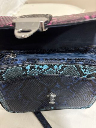 Bolso estampado serpiente rosa y azul Pacomartinez
