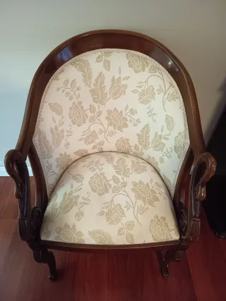 Pareja de butacas en madera maciza tapizadas