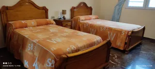 Dormitorio juvenil dos camas mesita y escritorio