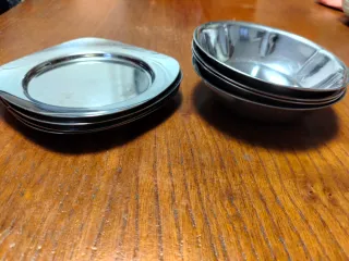 Piattini piani e piattini fondi in acciaio