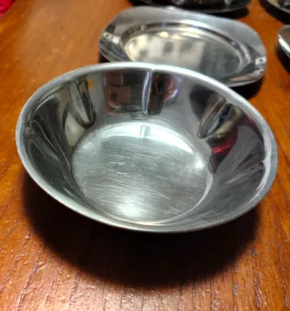 Piattini piani e piattini fondi in acciaio