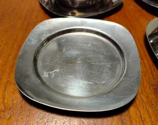 Piattini piani e piattini fondi in acciaio