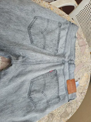 Pantalón Levis.