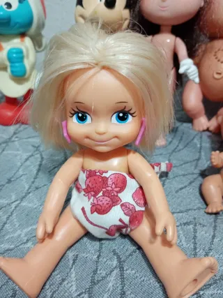 Lote de muñecas y figuras más regalo