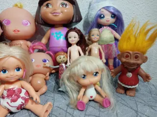 Lote de muñecas y figuras más regalo